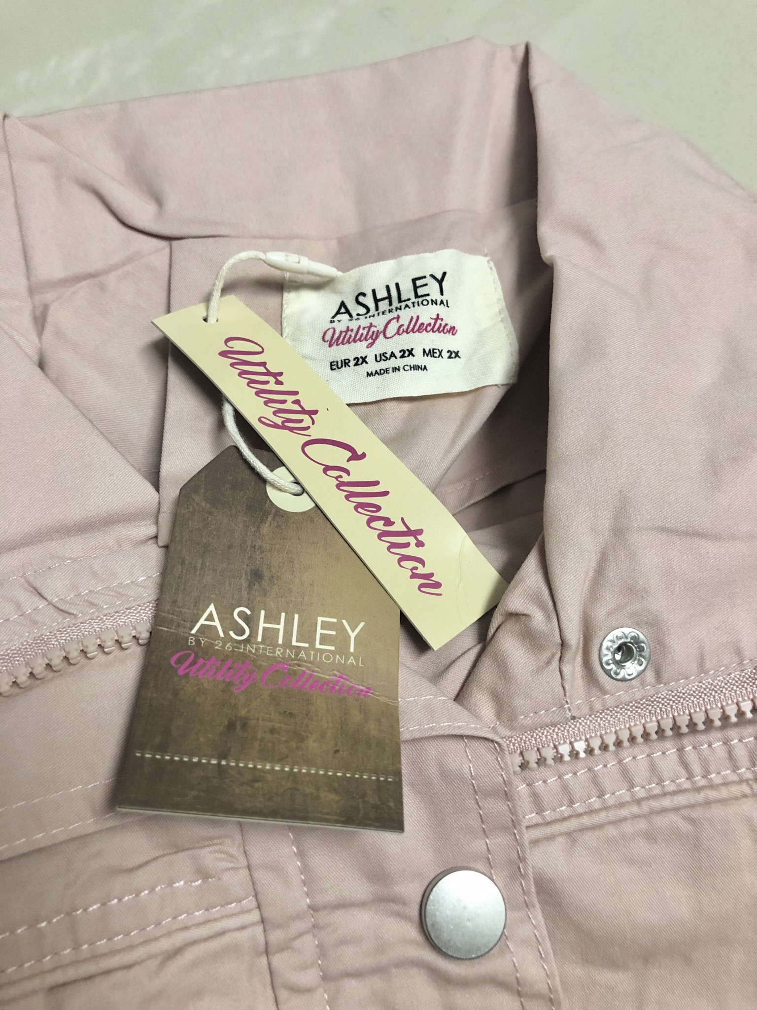 ASHLEY เสื้อแจ็คเก็ต เสื้อคลุมสีชมพู แต่งเม็ดเลื่อม ข้างแขน+ ด้านหลัง แนวๆเท่ห์ แบรนด์ASHLEY งานสวย เท่ห์มากคะ Size 2X ชมพู