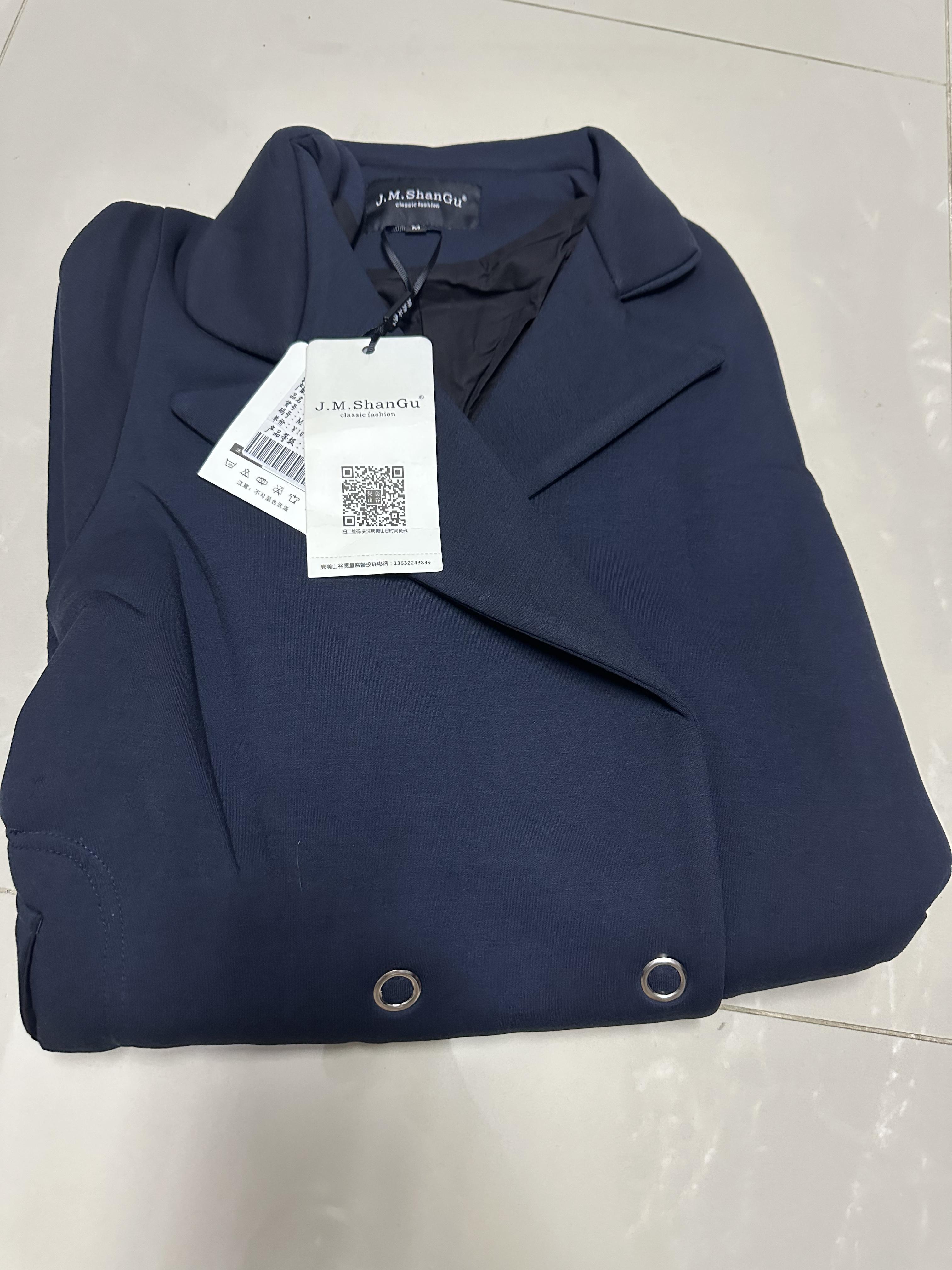 เสื้อโค้ท เสื้อกันหนาว เนื้อผ้า สีกรม แต่งกระดุมสองแถว แบรนด์ J.M.Shangu