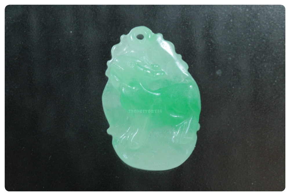 หยกน้ำแข็งแกะสลักรูปแพะ ice jade