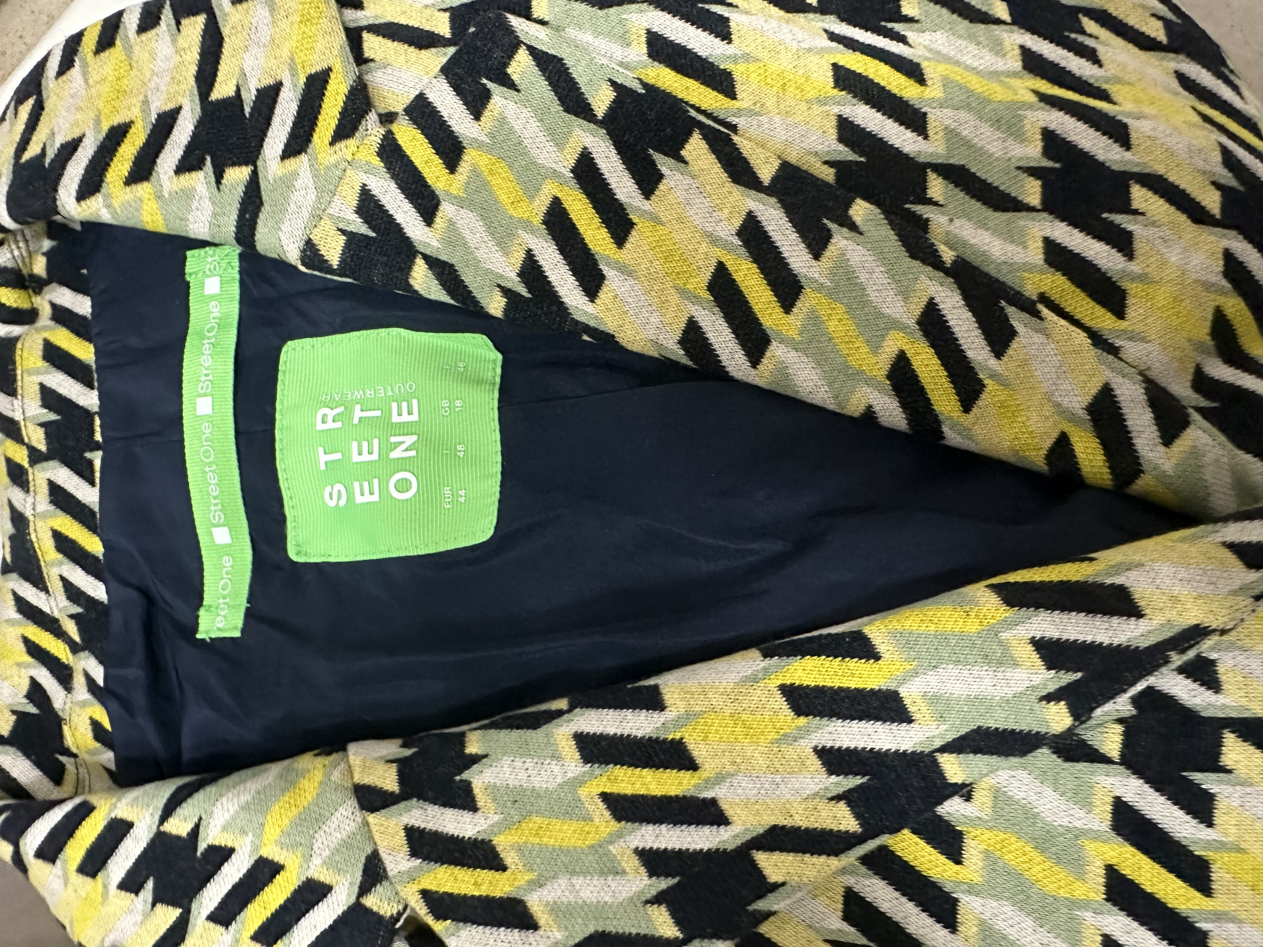เสื้อกันหนาว โค้ทกันหนาว ลายชิโนริ แบรนด์ Street one (German) ขาว