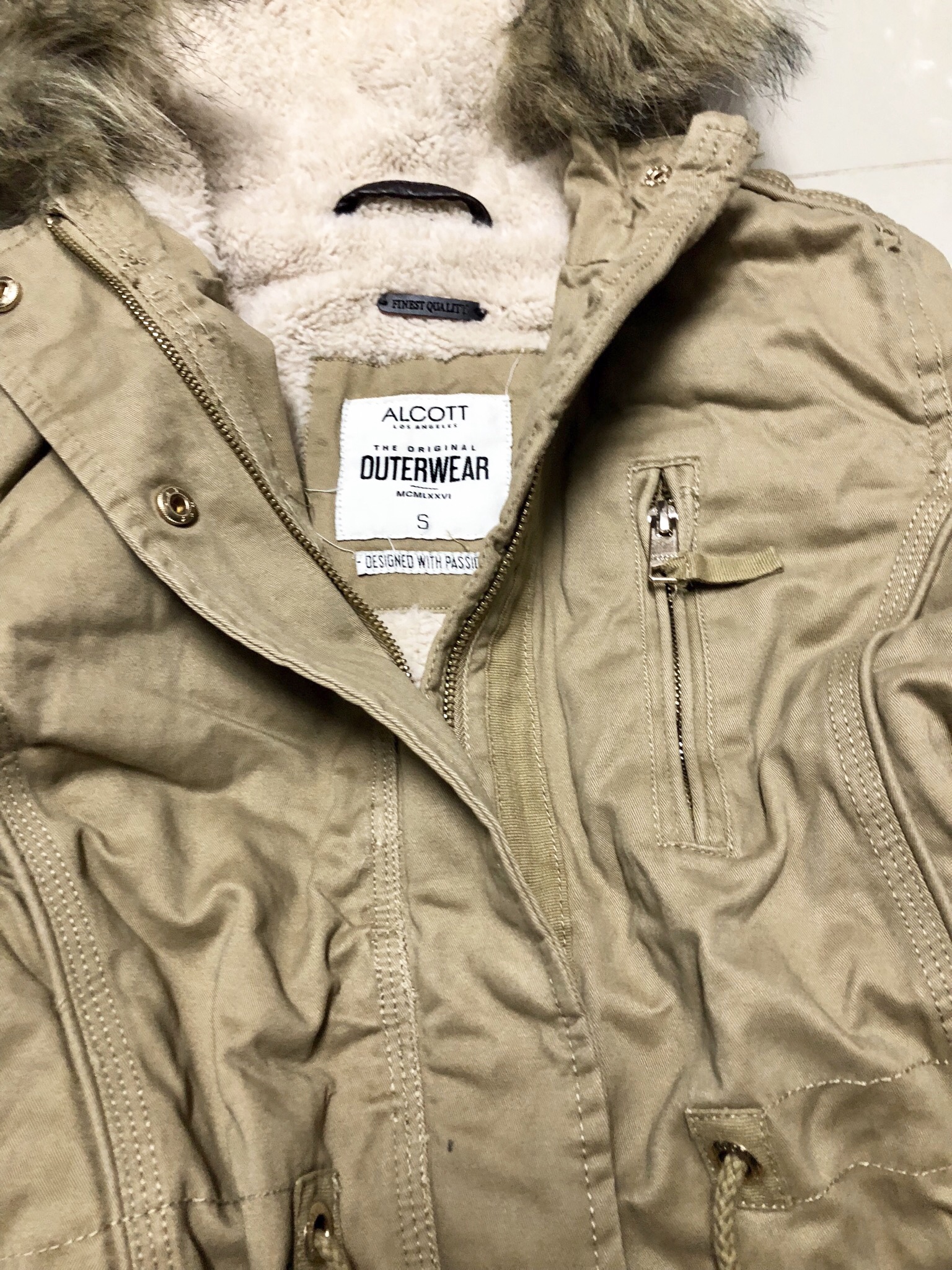เสื้อกันหนาว เสื้อแนวPARKA กันหนาว แต่งฮูทติดเฟอร์ สีกากี แบรนด์เนม ALCOTT LOSANGELES UK แท้ ซับขนอุ่นสีขาว งานสวยเนี๊ยบมากคะ Size S/M/L /XL กากี
