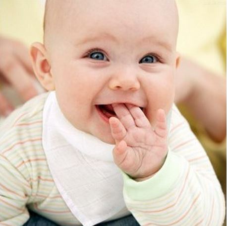 ผ้า3เหลี่ยมกันน้ำลาย มีตีนตุ๊กแกติดด้านหลัง มี 15 ลายตามภาพ