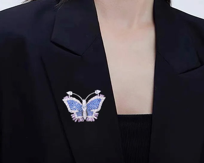 เข็มกลัด ผีเสื้อ เพชร สีน้ำเงิน สวยหรู เข็มกลัดเพชร งานละเอียด ติดเสื้อสูท ชุดราตรี ออกงาน แบบหรูหรา 811088
