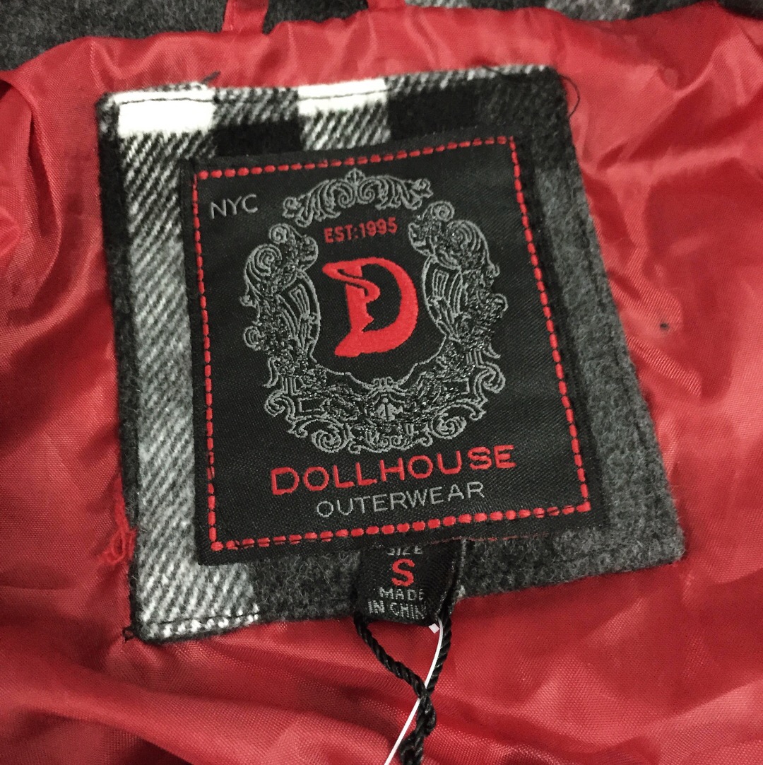 เสื้อกันหนาวสักหลาดผสมวู ลายตาราง classic burberry สีเทา brandname NYC DOLLHOUSE แต่งกระดุมสองแถบ ติดหมวกฮูท ติดเฟอร์ (หมวกมีกระดุมถอดใส่ได้คะ)สวย หรูคะ Size S
