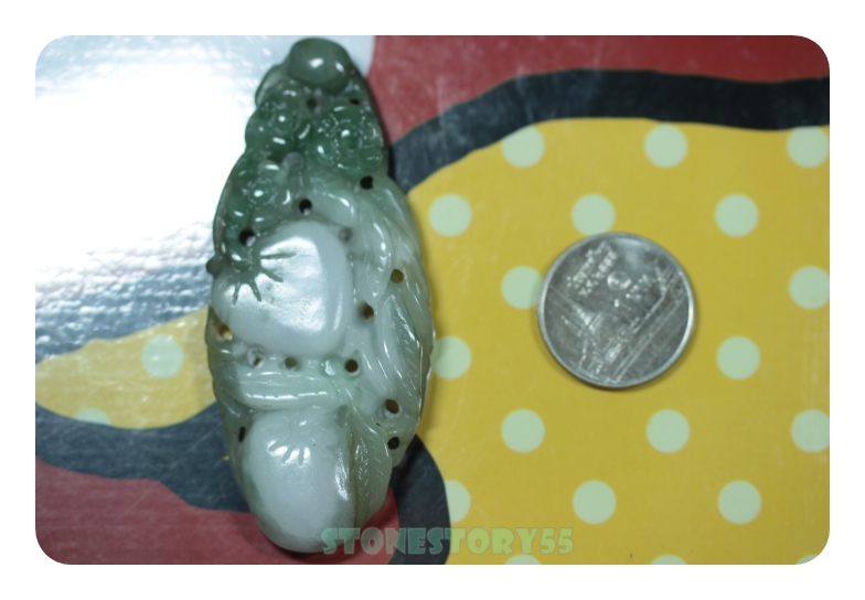 หยกแกะสลักรูปลูกท้อ