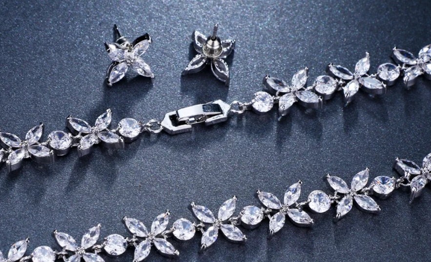 ชุดเครื่องเพชร ลายดอกไม้ แบบเต็มเส้น เข้าชุด กับ ต่างหู ชุดเครื่องเพชร เจ้าสาว หรือ ใส่ออกงานราตรีหรู 354752