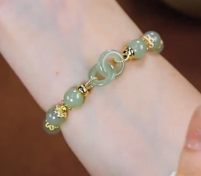 สร้อยข้อมือ หินหยก หินธรรมชาติ สร้อยข้อมือผู้หญิง ใส่นำโชค แบบสวย ดีไซน์ หัวใจไขว้กัน แบบเก๋ ๆ 962719