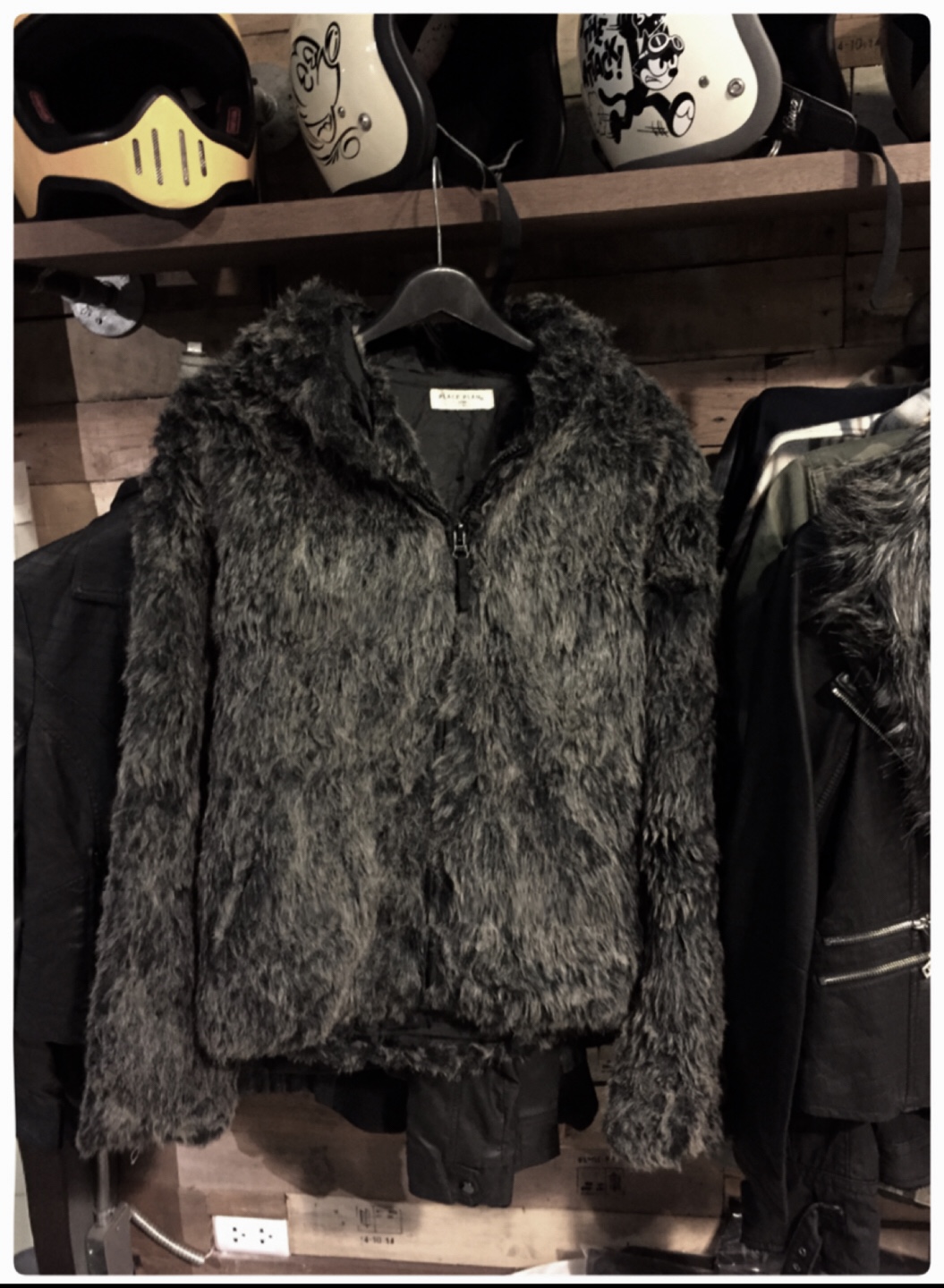 เสื้อกันหนาว แต่งขนฟูสีดำ มีฮูท แบบหรู สวยมากคะแบรนด์เนมหรูญี่ปุ่น PLACE:PLAN TOKYO size L /XL/XXL ดำ