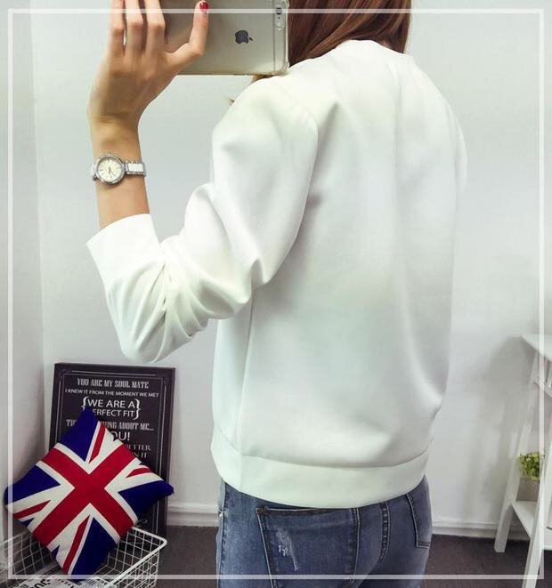 เสื้อวอร์ม เสื้อกันหนาว สีขาว แต่งสกรีนลาย แนว OLD SCHOOL สวย เท่ห์ แนวๆ คะ