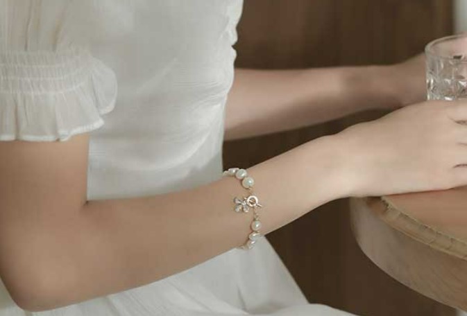 สร้อยข้อมือไข่มุกแท้ สร้อยข้อมือไข่มุก บาร็อค ตกแต่งด้วย จี้ผึ้ง คริสตรัลแท้ สีขาว สร้อยข้อมือสุดหรู ใส่ออกงาน 435580