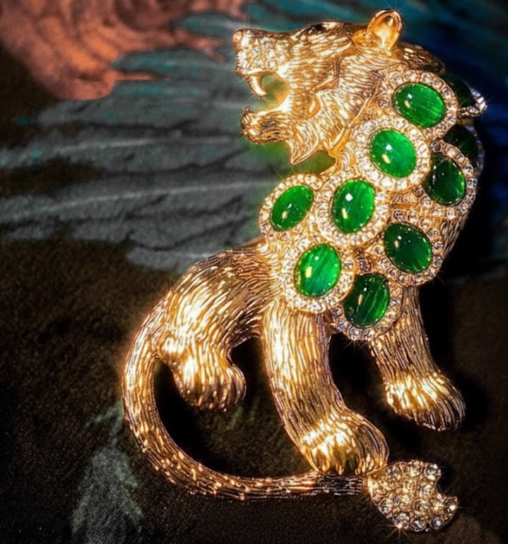เข็มกลัด สิงโตทอง ฝังเพชร อัญมณี สีเขียวมรกต สวยหรู เข็มกลัดหรูหรา ลายสิงโตสีทอง ตกแต่งเสื้อ ออกงาน 856047