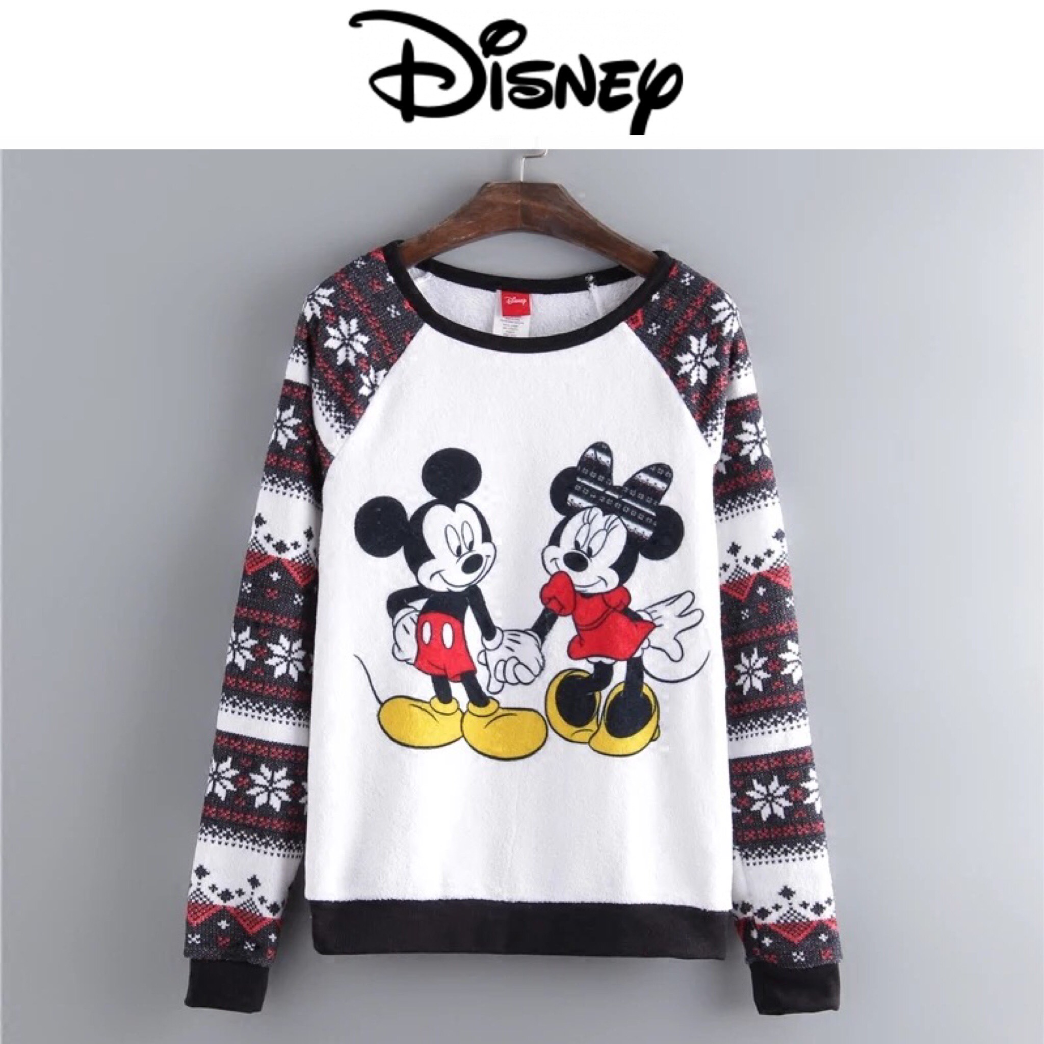 Disney เสื้อยืด Disney ลายมิคกี้&มินนี่ เนื้อผ้าขน สีขาว แต่งแขนลายหิมะ สวย หรู น่ารักมากๆคะ แบรนด์ Disneyแท้ 100% จำนวนจำกัด Size M