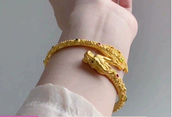 กำไลข้อมือทอง กำไลข้อมือ แกะลายมังกรทอง สวยหรู ใส่ออกงาน กำไลมังกร เสริมบารมี สวย ๆ 958246