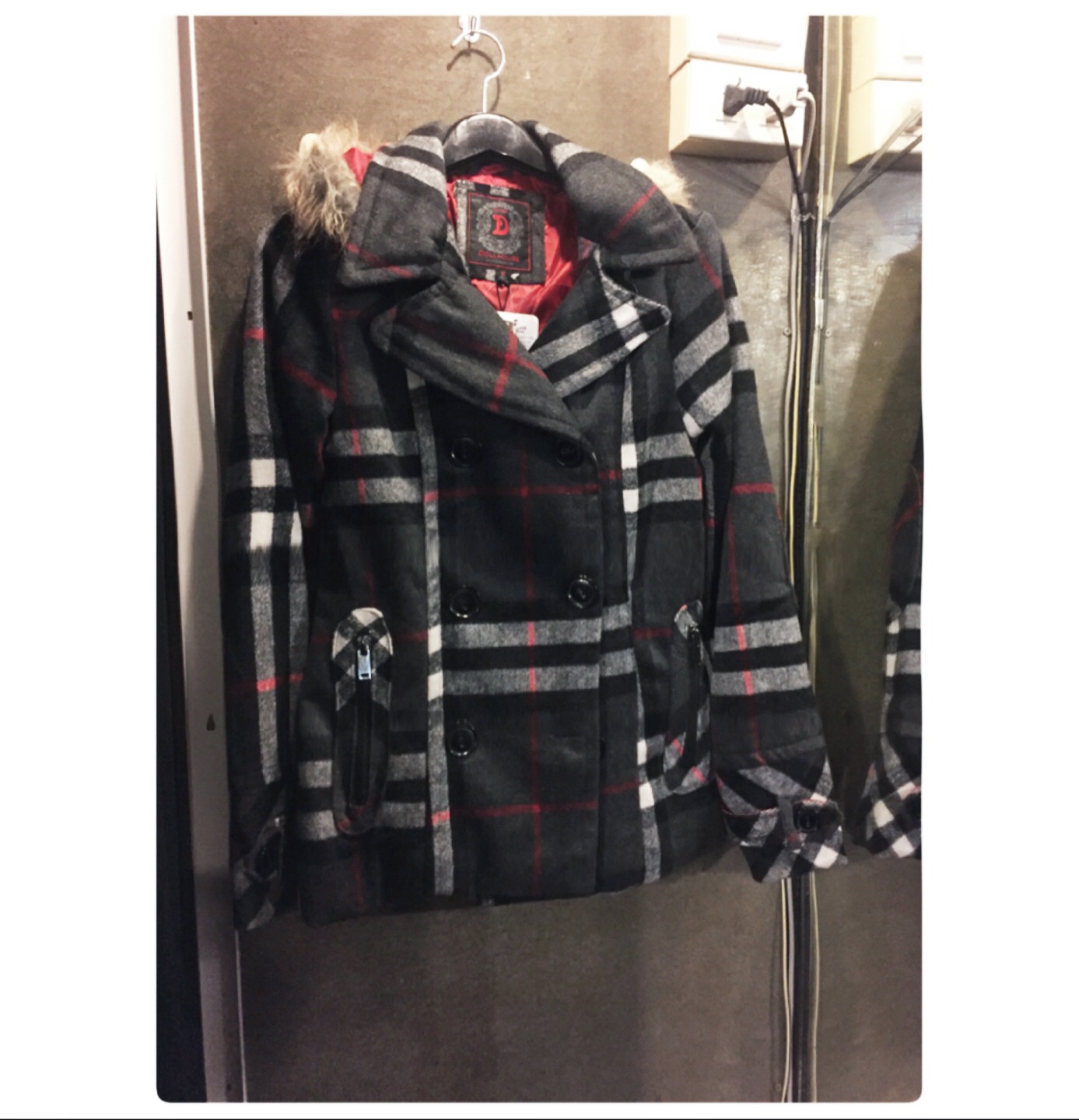 เสื้อกันหนาวสักหลาดผสมวู ลายตาราง classic burberry สีเทา brandname NYC DOLLHOUSE แต่งกระดุมสองแถบ ติดหมวกฮูท ติดเฟอร์ (หมวกมีกระดุมถอดใส่ได้คะ)สวย หรูคะ Size S
