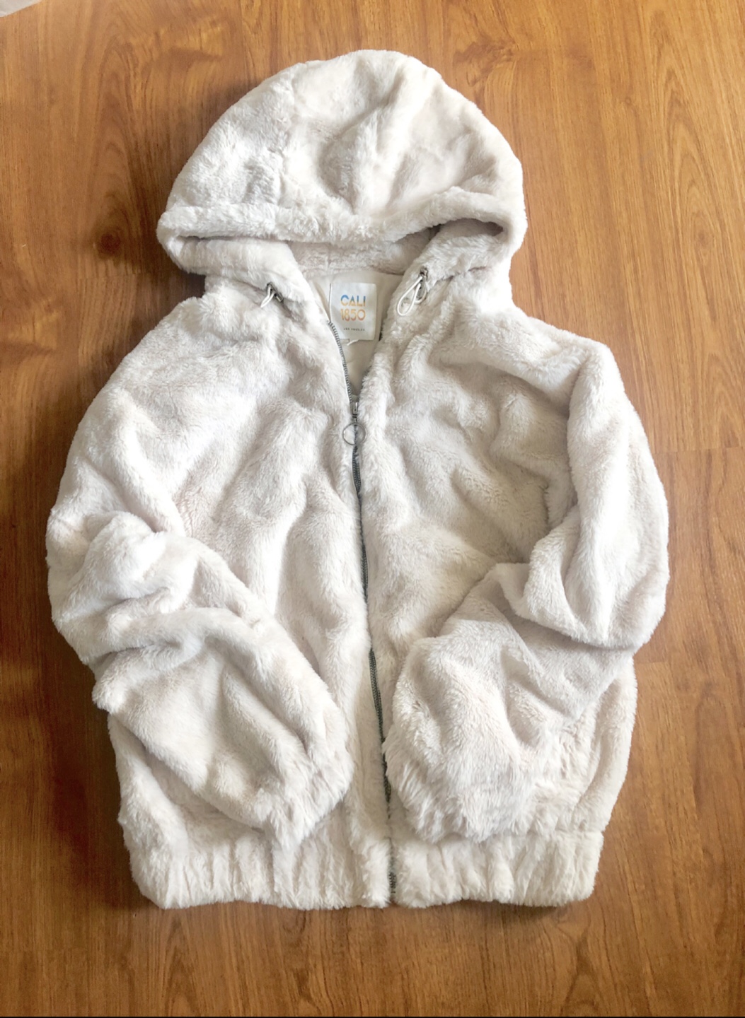 Cali 1985 เสื้อเฟอร์กันหนาว หมวกฮู้ด เสื้อขน (FLUFFY COAT) สีครีม แบรนด์ CALI 1985 Los Angeles ขาว