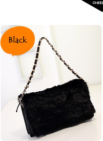 กระเป๋า Clutch มือ แต่งขนฟูนุ่ม สีขาว /ดำ แถมสายสองแบบ สองระดับ (สายโซ่+สายหนัง) ใช้ได้หลากหลายสไตล์เลยคะ ขนนุ่ม สวยหรู สุดๆ