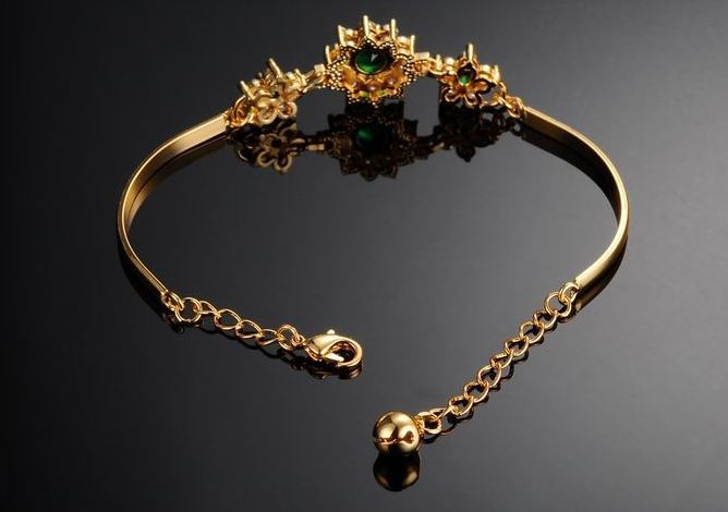 สร้อยข้อมือ ผู้หญิง สร้อยข้อมือทอง 18 K ลาย ดอกไม้ ล้อม มรกต สีเขียว สดใส กำไลข้อมือทอง ฝัง คริสตัล และ เพชร CZ สวยหรู มีระดับ 621700