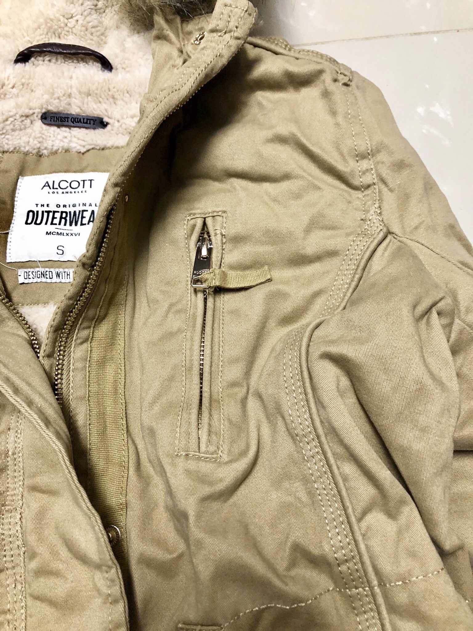 เสื้อกันหนาว เสื้อแนวPARKA กันหนาว แต่งฮูทติดเฟอร์ สีกากี แบรนด์เนม ALCOTT LOSANGELES UK แท้ ซับขนอุ่นสีขาว งานสวยเนี๊ยบมากคะ Size S/M/L /XL กากี
