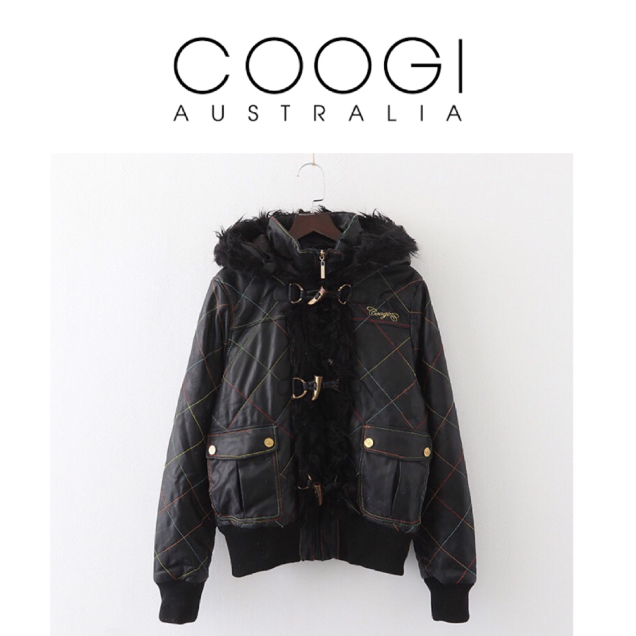 เสื้อกันหนาว หนังPUแบรนด์เนม COOGI from AUSTRALIA สีน้ำตาลคาราเมล เดินตะเข็บลายตาราง แต่งขนเฟอร์ สาบเสื้อและปลายหมวก (ขนเฟอร์ ถอดใส่ได้คะ) งานส่งยุโรป เกรดพรีเมี่ยม สวยเทพคะ (ฮูท&เฟอร์ ถอดได้คะ) Size S/M/L