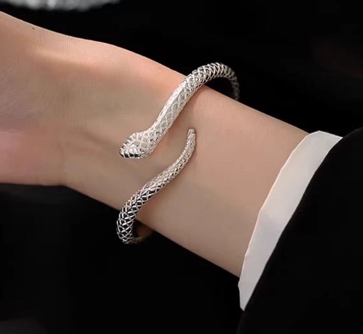กำไลข้อมือ งู สีเงิน สำหรับผู้หญิง กำไลเงิน แกะเป็น รูป ตัวงู พันข้อมือ แบบสวย ใส่ได้ทุกโอกาส 305583