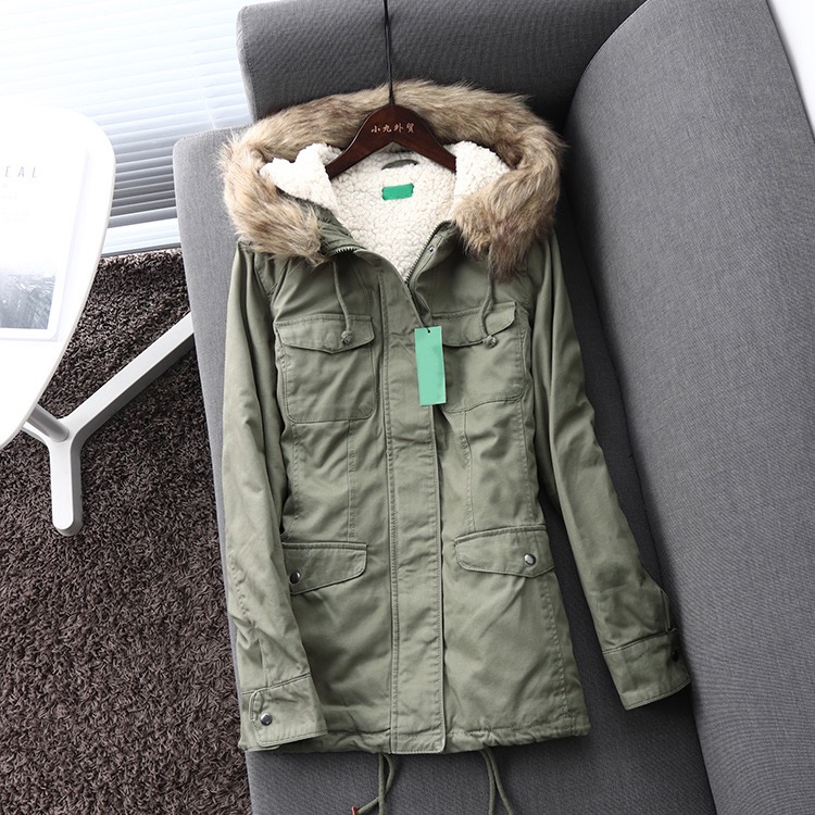 Benetton เสื้อกันหนาว parka ปาร์ก้า โค้ทกันหนาว เสื้อฮูทเฟอร์ สีเขียว แบรนด์เนม BENETTON แต่งขนเฟอร์ ซับขนอุ่นด้านใน(เฟอร์ถอดได้คะ) เขียว