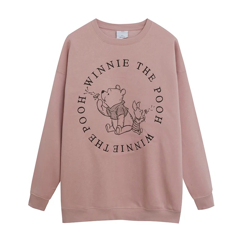 POOH SWEATSHIRT เสื้อ วอร์ม สเวตเตอร์ Disney เสื้อหมีพูห์ Winnie the pooh Vintage แขนยาว สีพีช ลายการ์ตูนมิคกี้ งาน DISNEYสีชมพูอมพีช สำเนา สำเนา ดำ