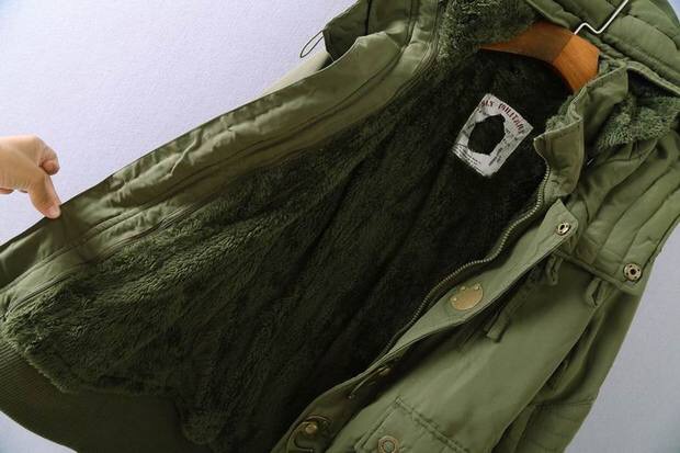 เสื้อกันหนาว โค้ท เสื้อหนาวแต่ง หมวกฮูท สีเขียว ซับขนอุ่นด้านใน(ขนอุ่นด้านใน ถอดใส่ได้ทั้งตัวเลยคะ) แบรนด์เนม SLY แท้100% แบรนด์เนมพรีเมี่ยม สวย แนว มากๆคะ Size M/L เขียว