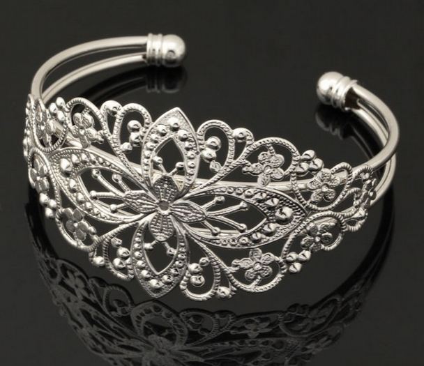 กำไลข้อมือผู้หญิง กำไลทอง 18 K และ กำไลเงิน แพลตตินั่ม ลวดลาย ดอกไม้ ไทยโบราณ กำไล ใส่ไปงานแต่งงาน งานบวช งานบุญ สวยหรู 602524