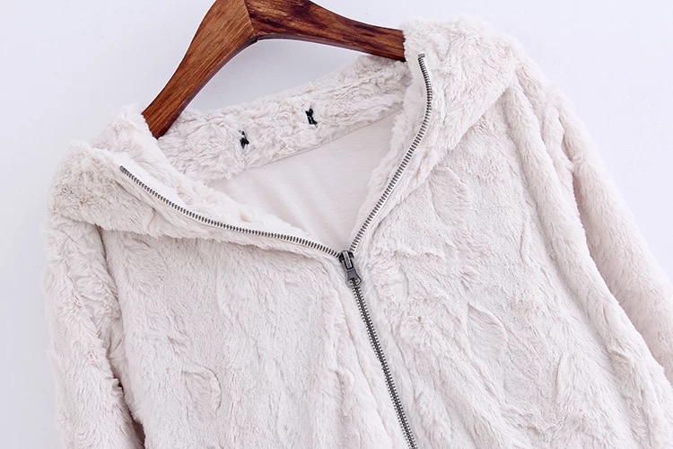 เสื้อนอก ขนสีขาว เสื้อกันหนาวแต่งขน สีขาวครีม แบรนด์เนมญี่ปุ่น SHINY RIPPLE แท้100%เนื้อขนสวย หรู เนียนนุ่มมากคะ งานหรู คุณหนูสุดๆจร้า Size M ขาวครีม