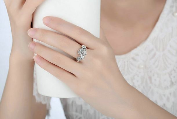 แหวนเงินแท้ 925 Sterling แหวนผู้หญิง ดีไซน์ ดอกไม้ สีขาว รักบริสุทธิ์ ผสมผสาน กับ ดอกไม้ ฝังเพชร CZ AAA สุดหรู ของขวัญให้แฟน น่ารัก 948081