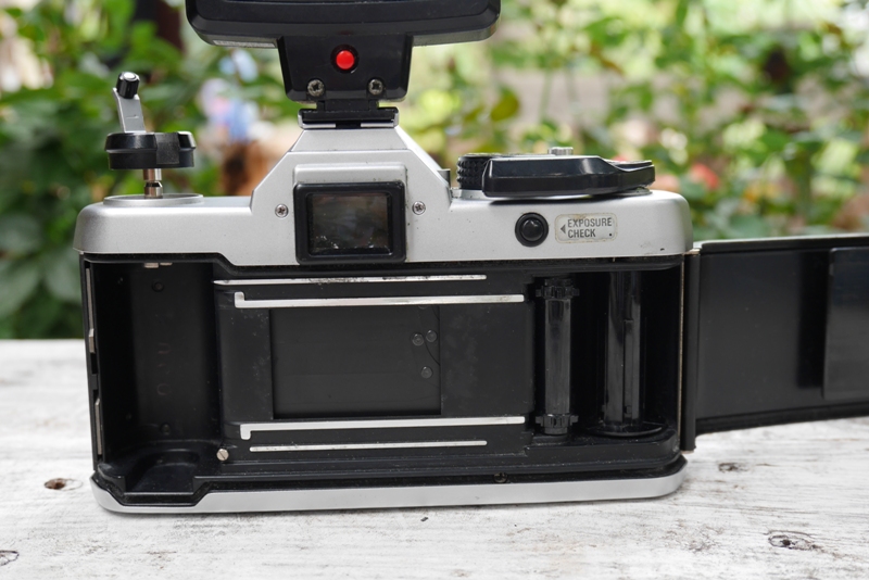 YASHICA FX-7 YASHICA LENS ML ZOOM 42-75MM.F3.5-4.5