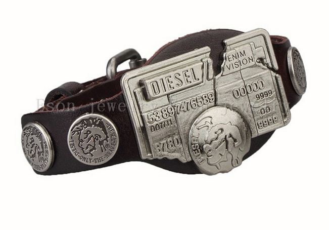 สร้อยข้อมือผู้ชาย กำไลข้อมือ ผู้ชาย แบบเท่ ๆ ดีไซน์ คลาสสิค สร้อยข้อมือ Diesel หนังแท้ แต่ง ป้ายเหล็ก แนว พั้งค์ ร็อค 11303