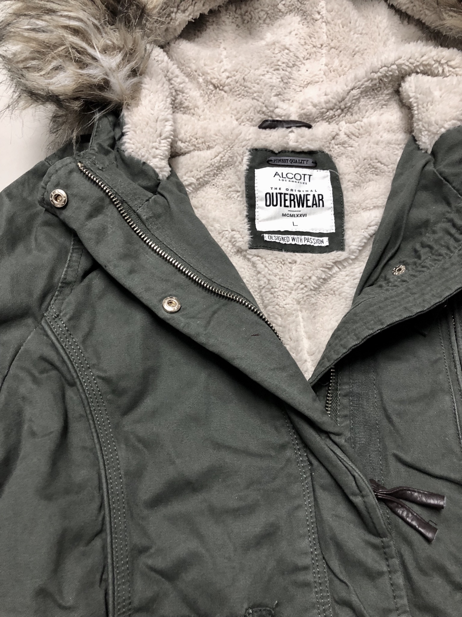 เสื้อกันหนาว เสื้อแนวPARKA กันหนาว แต่งฮูทติดเฟอร์ สีกากี แบรนด์เนม ALCOTT LOSANGELES UK แท้ ซับขนอุ่นสีขาว งานสวยเนี๊ยบมากคะ Size S/M/L /XL กากี