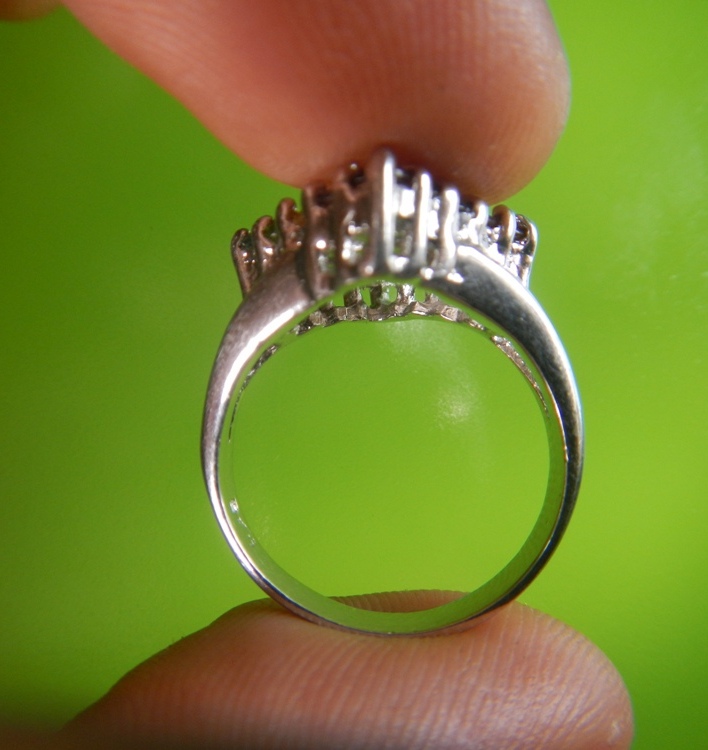 แหวนพลอย ทรงข้าวหลามตัด