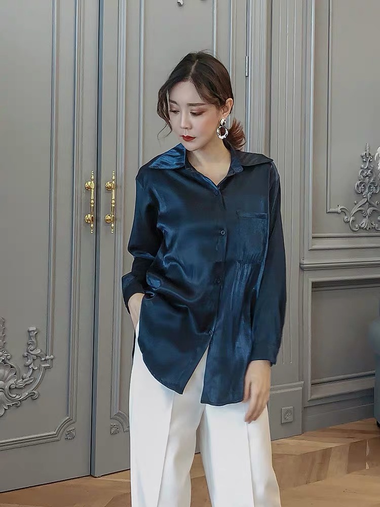 เสื้อเชิ๊ตผ้าไหม แขนยาว สีน้ำเงิน เนื้อผ้าเนียนนุ่มทิ้งตัว งานญี่ปุ่นคะ เย็นสบาย^^ น้ำเงิน