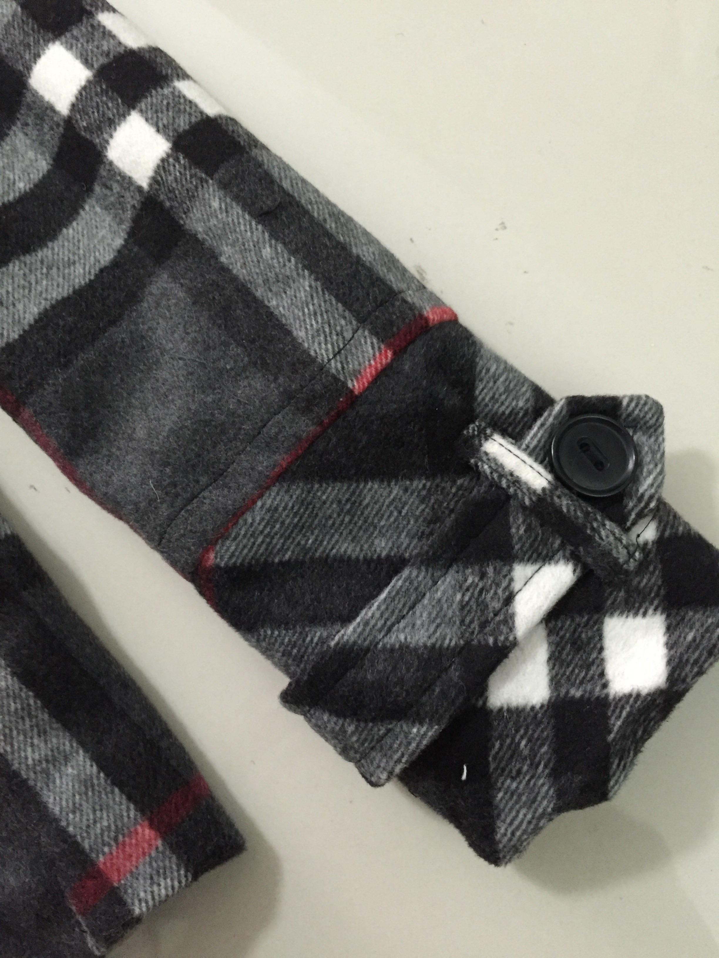 เสื้อกันหนาวสักหลาดผสมวู ลายตาราง classic burberry สีเทา brandname NYC DOLLHOUSE แต่งกระดุมสองแถบ ติดหมวกฮูท ติดเฟอร์ (หมวกมีกระดุมถอดใส่ได้คะ)สวย หรูคะ Size S