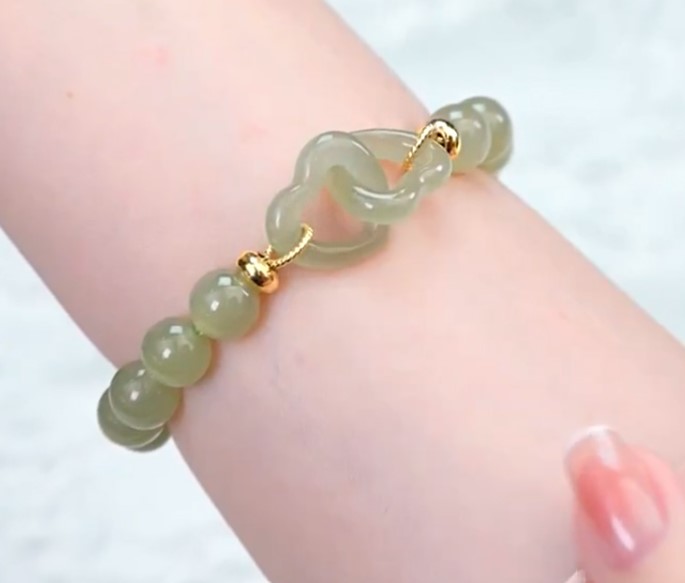 สร้อยข้อมือ หินหยก หินธรรมชาติ สร้อยข้อมือผู้หญิง ใส่นำโชค แบบสวย ดีไซน์ หัวใจไขว้กัน แบบเก๋ ๆ 962719