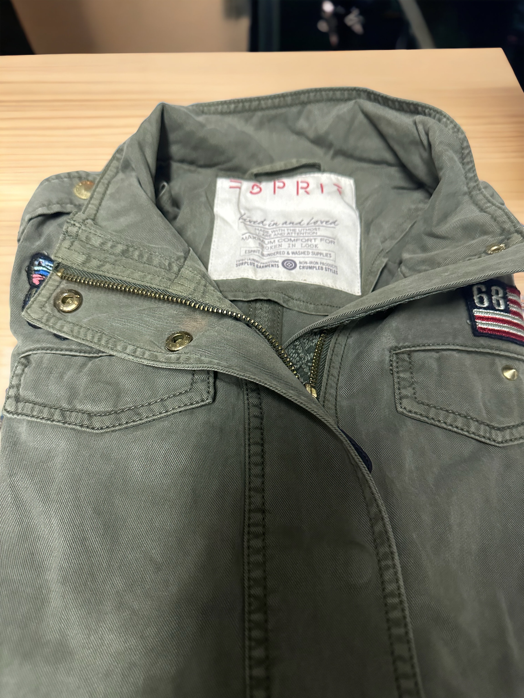 Esprit เสื้อเขียวทหาร เสื้อนอกแนวทหาร แต่งบั้ง ช่วงอก แขน นวทหาร แบรนด์ ESPRIT แพทเทินสวย เท่ห์มาก คะ Size S/M/L/XL เขียว