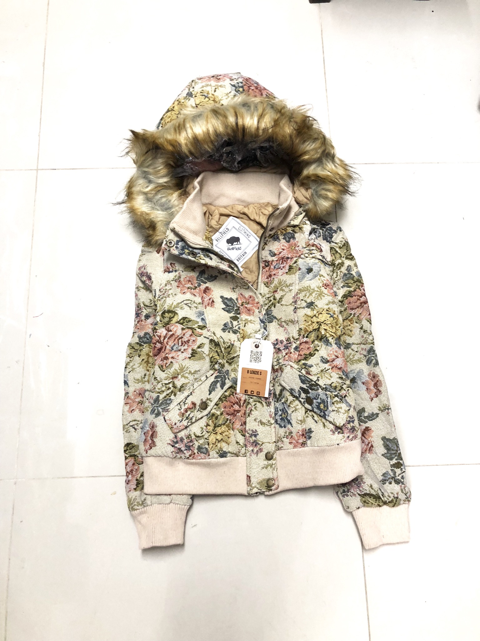 BELLFIELD เสื้อกันหนาว แต่งฮูท ติดเฟอร์ แบรนด์ดังอังกฤษ BELLFIELD ลายดอกสีนูทกากีอ่อน สวยหรู งานสวย เนี๊ยบมากคะ (จำนวนจำกัด ) (หมวกฮูทถอดได้คะ) Size S/M/L นูทกากีอ่อน
