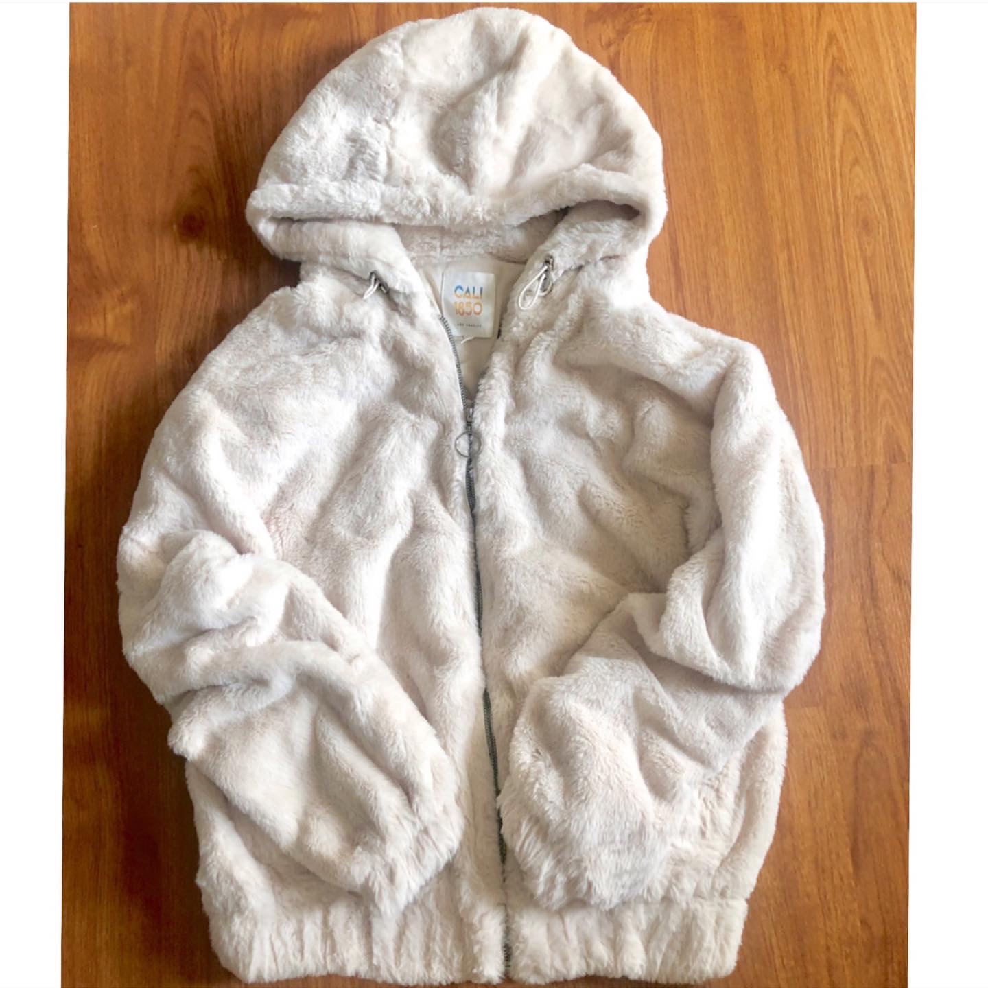 Cali 1985 เสื้อเฟอร์กันหนาว หมวกฮู้ด เสื้อขน (FLUFFY COAT) สีครีม แบรนด์ CALI 1985 Los Angeles ขาว