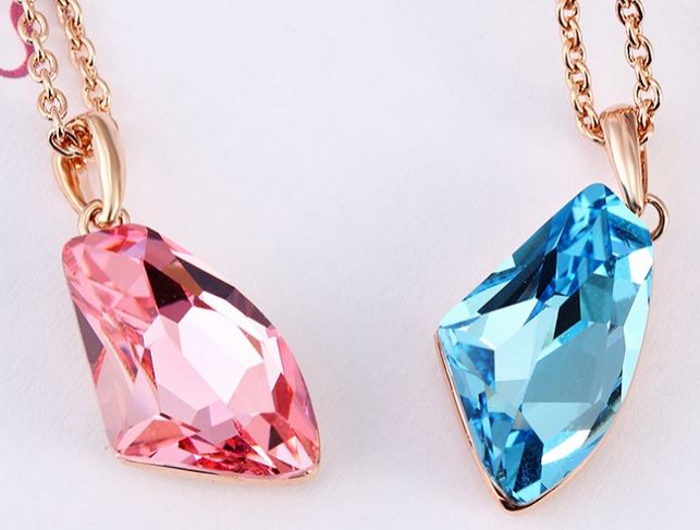 สร้อยคอ ผู้หญิง สร้อยคอ คริสตัลแท้ จาก Swarovski ห้อยจี้ตัดเหลี่ยม โชว์ ความงาม ของคริสตัล สีฟ้า และ สีชมพู ทับทิม สร้อยคอ สุดหรู ใส่ได้ทุกโอกาส 625606