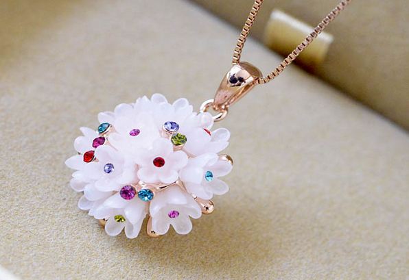 สร้อยคอผู้หญิง สร้อยคอ ห้อยจี้ ดอกไม้ สีขาว ติดคริสตัลแท้ สวารอฟสกี้ ของขวัญให้แฟน ลุ๊ค คุณหนู สร้อยคอ ใส่ออกงาน ไฮโซ 838879