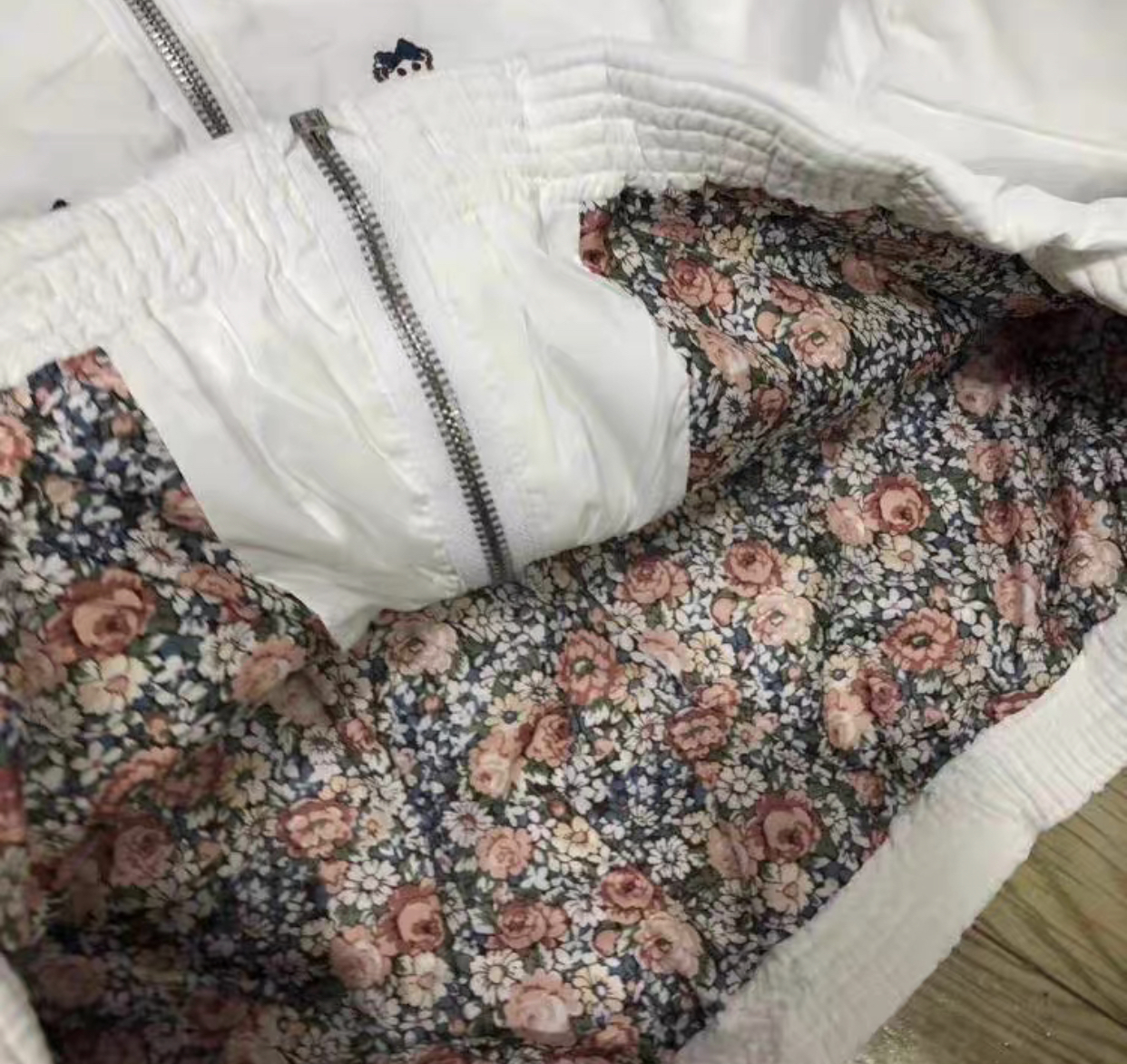 Teste weline เสื้อกันหนาว เสื้อฮู้ดเฟอร์ บุนวมอุ่น สีกากี ลายปักน้องหมี แบรนด์ Teste Weline (ขนเฟอร์ถอดได้ค่ะ) (padded puffer coat กากี