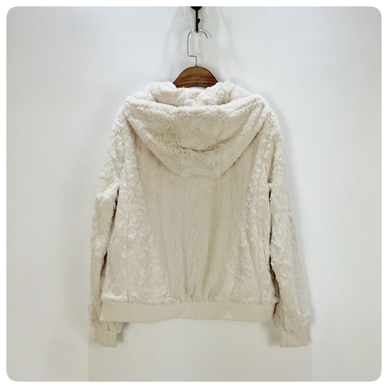 เสื้อกันหนาวแต่งขนฟูสีครีม เนื้อเนียน นุ่ม แต่งหมวกฮูท แบรนด์เนม งานยุโรปคะ size S/M/L ขาวครีม
