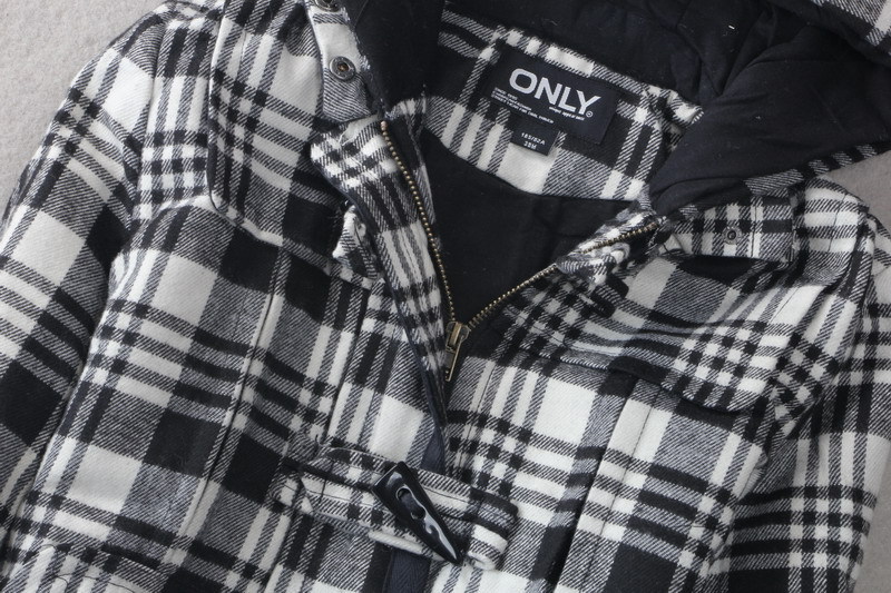 Only เสื้อกันหนาว ลายตารางขาวดำ แต่งฮูทแบรนด์เนม ONLYแท้100% แขนมีซับกันลม แบบสวย งานหรู มากคะ สินค้าญี่ปุ่น ขาวดำ