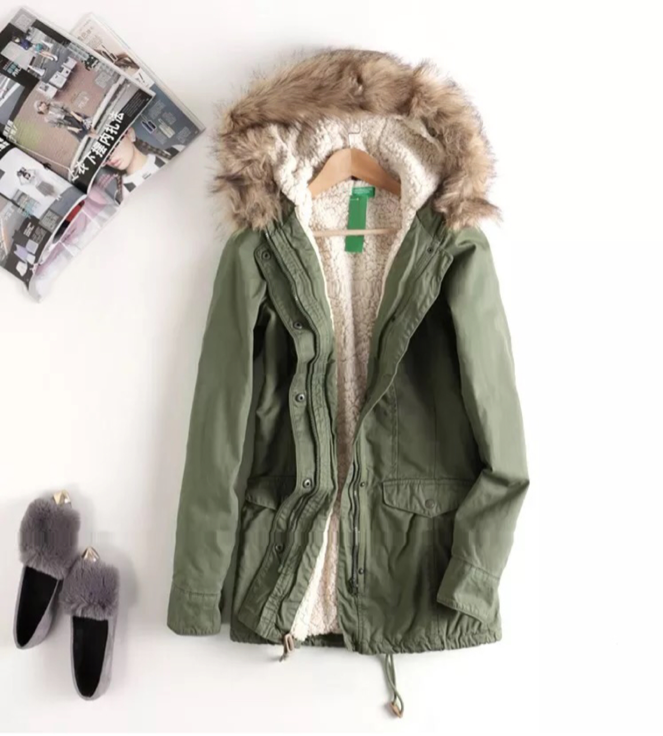 Benetton เสื้อกันหนาว parka ปาร์ก้า โค้ทกันหนาว เสื้อฮูทเฟอร์ สีเขียว แบรนด์เนม BENETTON แต่งขนเฟอร์ ซับขนอุ่นด้านใน(เฟอร์ถอดได้คะ) เขียว