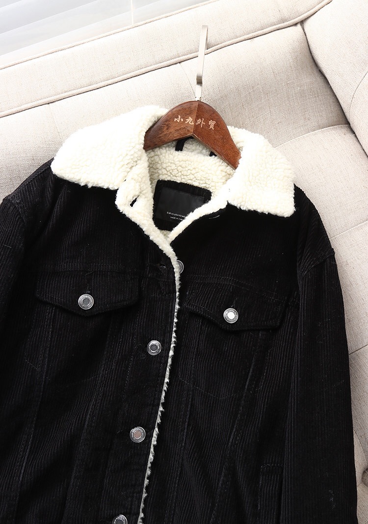 Bershka เสื้อกันหนาว เสื้อแจ็ค เนื้อลูกฟูก แต่งซับขนอุ่น สีขาวด้านใน แบรนด์ BESHKAงานสวย น่ารักมากคะ