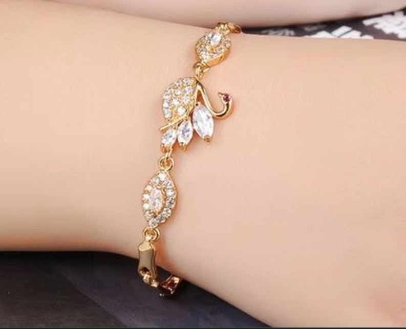 สร้อยข้อมือ หงส์ ฝังเพชร สร้อยข้อมือทอง ผู้หญิง ฝังเพชร แบบสวย ๆ ใส่ออกงาน ราคาถูก 353863