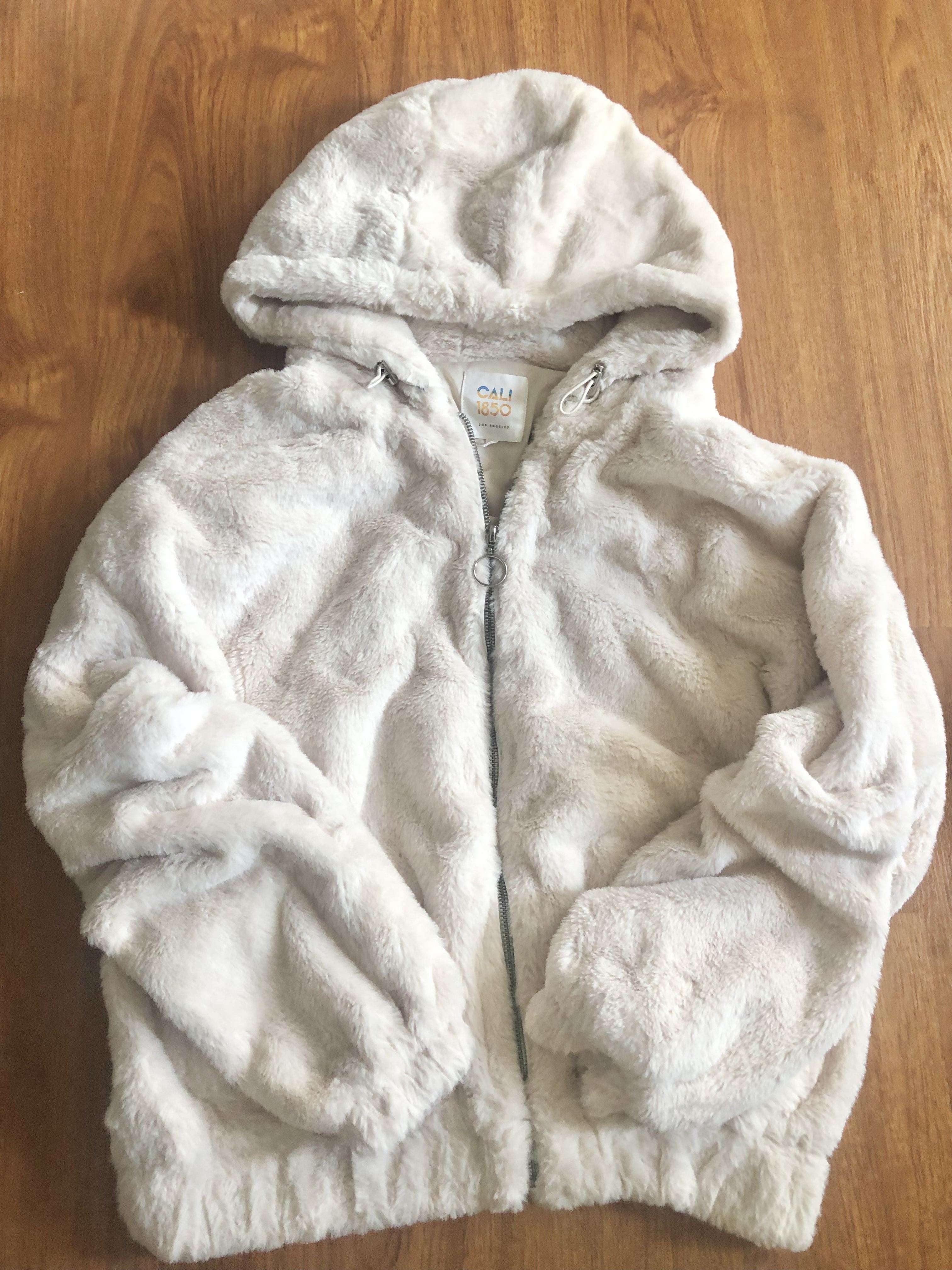 Cali 1985 เสื้อเฟอร์กันหนาว หมวกฮู้ด เสื้อขน (FLUFFY COAT) สีครีม แบรนด์ CALI 1985 Los Angeles ขาว