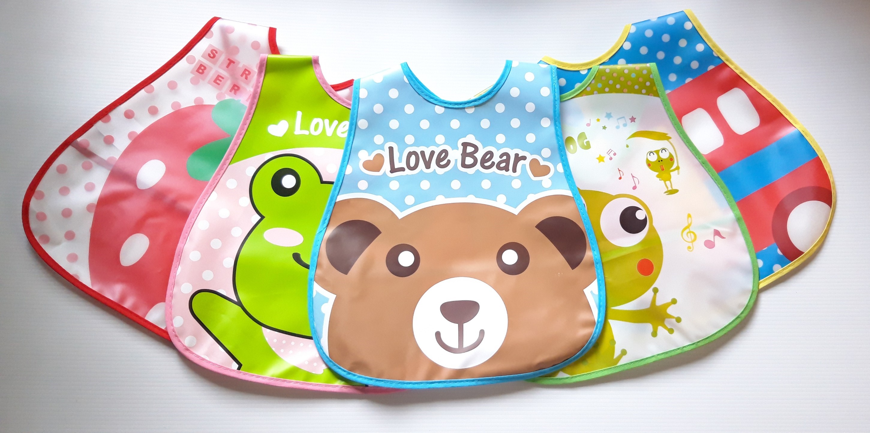 ผ้ากันเปื้อนเด็ก มีช่องรองเศษอาหาร พลาสติกกันน้ำได้ดี เหมาะสำหรับเด็ก1-4ขวบ